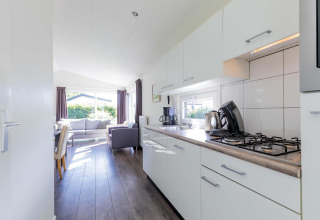 Lichte keuken en woonkamer in een Velthorst cabin bij EuroParcs Parc du Soleil in Nederland, modern ingericht.