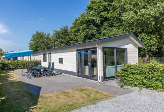 Velthorst-chalet bij EuroParcs Parc du Soleil in Nederland, met terras, tuinstoelen en groene omgeving.