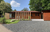 Moderna cabaña de madera Tiny Chalet en Bungalowpark Het Verscholen Dorp, rodeada de naturaleza en Países Bajos.