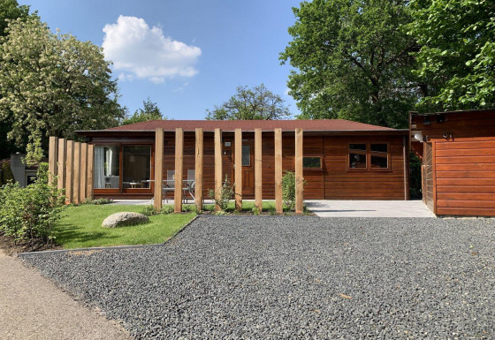 Modernes Holzchalet bei Tiny Chalet im Bungalowpark Het Verscholen Dorp, umgeben von Natur in den Niederlanden.