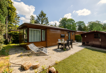 Udendørs billede af Tiny Chalet ved Bungalowpark Het Verscholen Dorp med terrasse og havemøbler.
