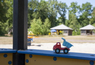 Spielzeugkipplaster auf einem Spielplatz bei der Camphome Lodge im Ferienpark Witterzomer, Niederlande.