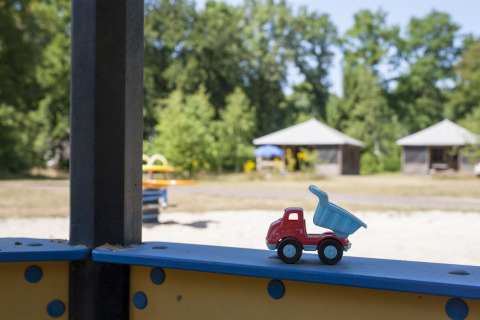 Camión de juguete en un parque infantil frente al Camphome lodge del Holiday park Witterzomer, Países Bajos.