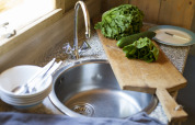 Keuken met verse sla, komkommer en snijplank in Camphome, Holiday park Witterzomer, Nederland.