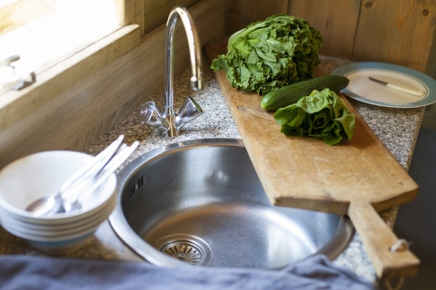 Keuken met verse sla, komkommer en snijplank in Camphome, Holiday park Witterzomer, Nederland.