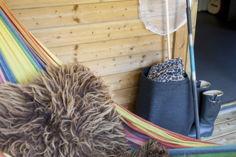 Kleurrijke hangmat, harig kussen, laarzen en schepnet bij Camphome op Holiday park Witterzomer.