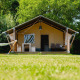Tenda safari Villatent Nomad con amaca e sedie al Vakantiepark de Twee Bruggen nei Paesi Bassi.