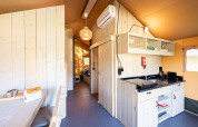 Innenaufnahme eines Safari-Zeltes Villatent Nomad mit Küche im Vakantiepark de Twee Bruggen, Niederlande.