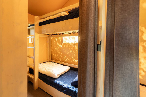 Gezellige stapelbedden in een safaritent bij Villatent Nomad, Vakantiepark de Twee Bruggen, Nederland.
