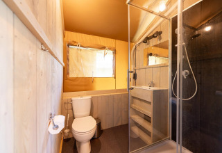 Baño dentro de la tienda safari Villatent Nomad en Vakantiepark de Twee Bruggen, Países Bajos.