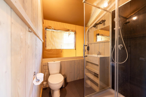 Badkamer in een safaritent Villatent Nomad op Vakantiepark de Twee Bruggen in Nederland, met douche.