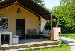 Tente safari Villatent Nomad au Vakantiepark de Twee Bruggen, Pays-Bas, avec terrasse et coin salon extérieur.
