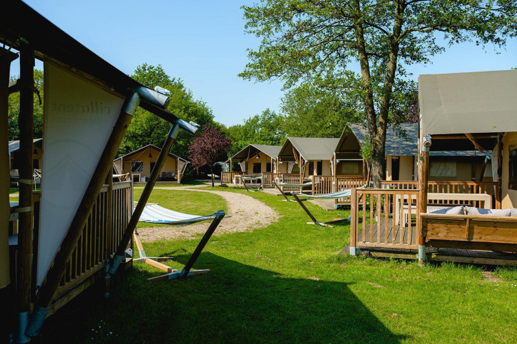 Safari-Zelte Villatent Nomad im Vakantiepark de Twee Bruggen, Niederlande, mit grünen Rasenflächen.