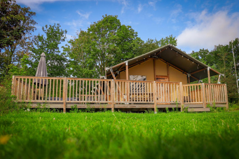 Safari Tent Wellness en Holiday Park Sallandshoeve, Países Bajos, con terraza de madera y rodeado de naturaleza.