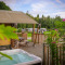 Safaritent Wellness bij Holiday Park Sallandshoeve in Nederland met bubbelbad en houten veranda.