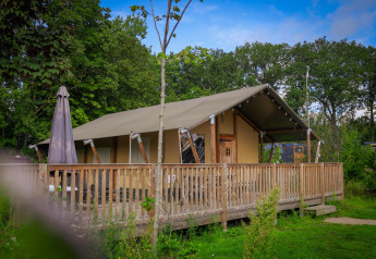Safari Tent Wellness met houten veranda op Vakantiepark Sallandshoeve, omgeven door natuur in Nederland