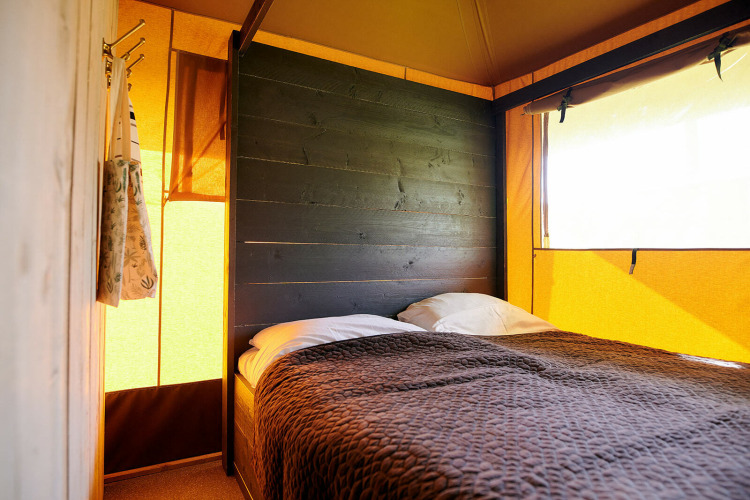Chambre sous tente Safari Safaricottage XL avec lit double au Holiday Park Sallandshoeve aux Pays-Bas.