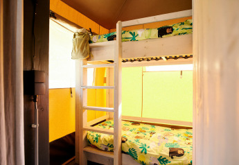 Stapelbedden met kleurrijk dierenbeddengoed in Safaricottage XL, Holiday Park Sallandshoeve, Nederland.