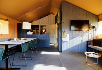 Intérieur d’une spacieuse tente Safaricottage XL au Holiday Park Sallandshoeve aux Pays-Bas.