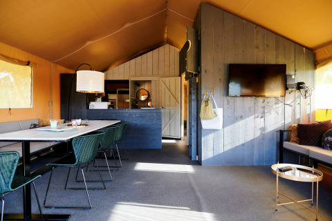 Intérieur d’une spacieuse tente Safaricottage XL au Holiday Park Sallandshoeve aux Pays-Bas.