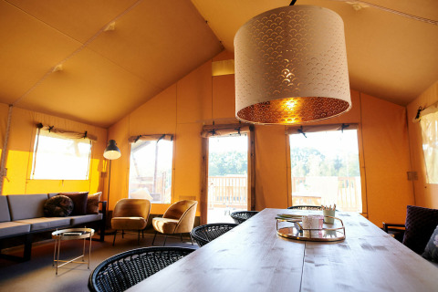 Vista interior de una tienda Safari Cottage XL en Holiday Park Sallandshoeve, Países Bajos, con decoración moderna.