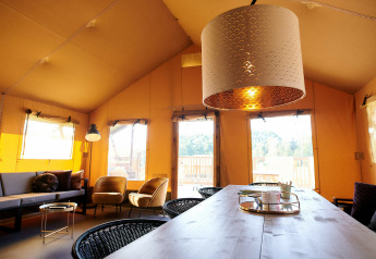 Intérieur d'une tente Safari Cottage XL au Holiday Park Sallandshoeve aux Pays-Bas avec décoration moderne.