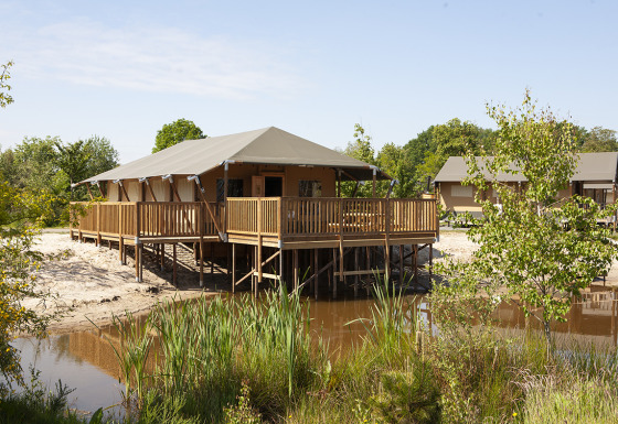 Grand lodge Safaricottage XL sur pilotis au bord de l’eau au Holiday Park Sallandshoeve, Pays-Bas.