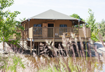 Tente safari Safaricottage XL sur pilotis au Holiday Park Sallandshoeve aux Pays-Bas, entourée de nature.