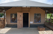 Vue extérieure d'une tente safari Safaricottage XL avec terrasse en bois au Holiday Park Sallandshoeve.