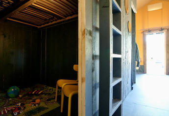 Vue intérieure de la Safaricottage XL au Holiday Park Sallandshoeve, Pays-Bas, avec jouets et chaises.