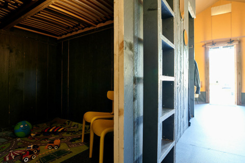 Vue intérieure de la Safaricottage XL au Holiday Park Sallandshoeve, Pays-Bas, avec jouets et chaises.