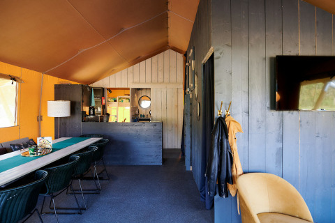 Indretning af en Safaricottage XL telt på Holiday Park Sallandshoeve i Holland med moderne faciliteter.