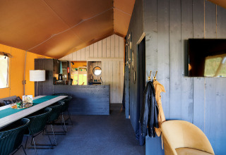 Indretning af en Safaricottage XL telt på Holiday Park Sallandshoeve i Holland med moderne faciliteter.