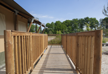 Holzrampe mit Geländer am Eingang eines Safarizeltes im Holiday Park Sallandshoeve in den Niederlanden.