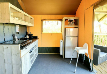 Photo intérieure de la Safaritent au Holiday Park Sallandshoeve, Pays-Bas, avec coin cuisine.
