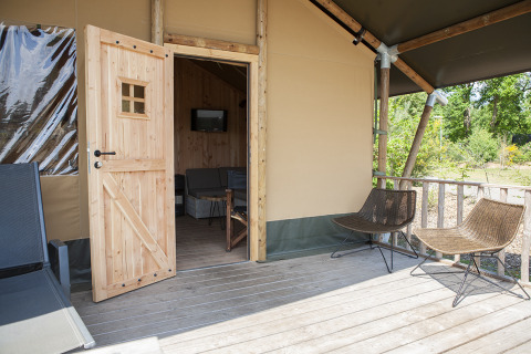Udsigt til verandaen og indgangen til en luksus safariteltsuite ved Holiday Park Sallandshoeve i Holland.