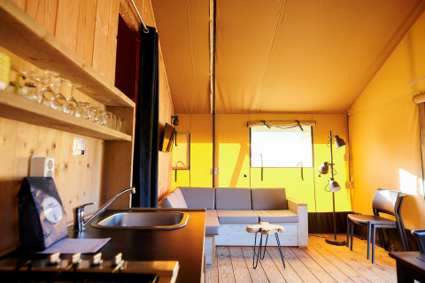 Intérieur d'une tente safari de luxe au bord de l'eau, Holiday Park Sallandshoeve, Pays-Bas, style moderne et bois.