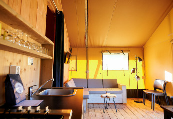 Intérieur d'une tente safari de luxe au bord de l'eau, Holiday Park Sallandshoeve, Pays-Bas, style moderne et bois.