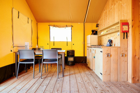 Intérieur d'une tente safari de luxe au bord de l'eau à Holiday Park Sallandshoeve, cuisine et salle à manger.