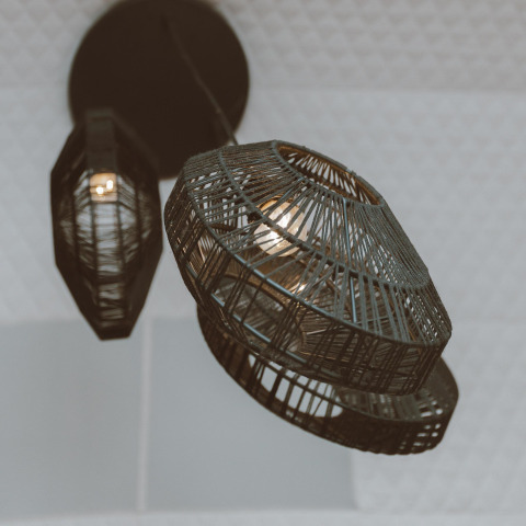 Suspensions design à la Big Oak Tent du Holiday Park Sallandshoeve aux Pays-Bas, vue en contre-plongée.