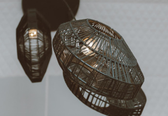 Lampade a sospensione moderne al Big Oak Tent presso Holiday Park Sallandshoeve nei Paesi Bassi.