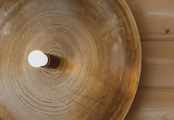 Lampe ronde à motif bois fixée sur un mur en bois, vue du dessus au Big Oak Tent, Holiday Park Sallandshoeve.