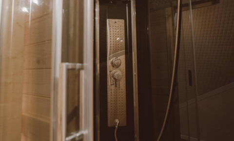 Cabina doccia moderna con porta in vetro al Big Oak Tent, Holiday Park Sallandshoeve, Paesi Bassi.