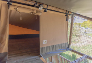 Ingang van de Ranger Lodge safaritent met houten terras bij Holiday Park Sallandshoeve, Nederland.