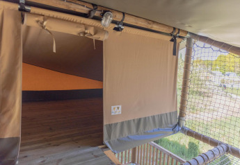 Ingang van de Ranger Lodge safaritent met houten terras bij Holiday Park Sallandshoeve, Nederland.