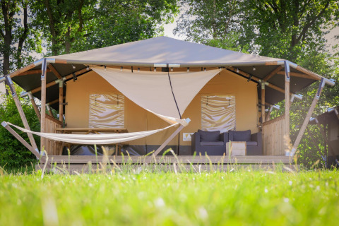 Safari cottage telt med veranda, hængekøje og udendørs siddepladser i Holiday Park Sallandshoeve, Holland.