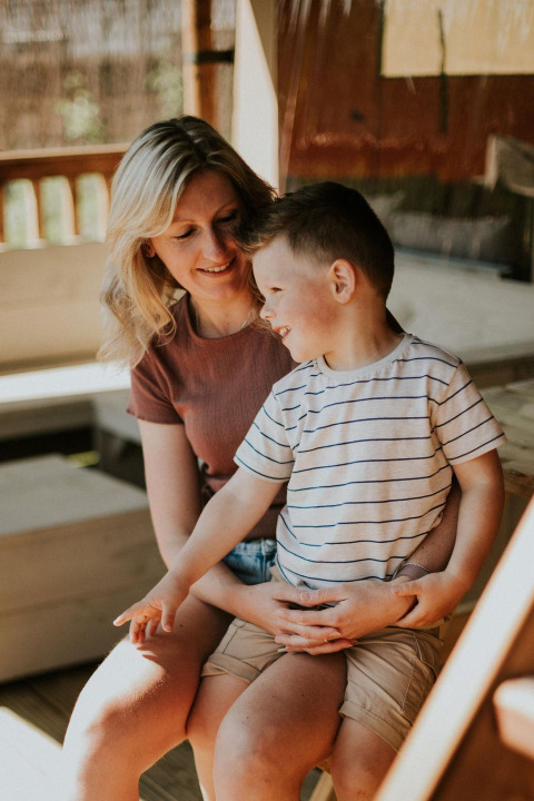 Una mujer y un niño disfrutan juntos en la Ranger Lodge del Camping Si-Es-An en los Países Bajos.