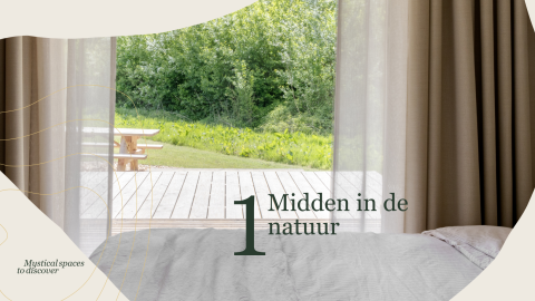 Udsigt fra soveværelset til terrasse og grøn natur ved Villa Hottub på Resort de Parel, Holland.