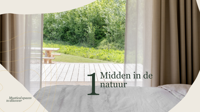 Vista desde el dormitorio a la terraza y la naturaleza en Villa Hottub del Resort de Parel, Países Bajos.