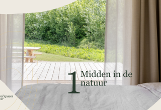 Vista desde el dormitorio a la terraza y la naturaleza en Villa Hottub del Resort de Parel, Países Bajos.